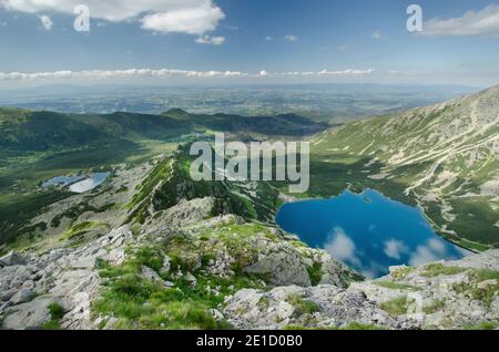 Blick auf das Gąsienicowa-Tal (Dolina Gąsienicowa) mit seinen zahlreichen Teichen vom Berg Kościelec, mit Zakopane im Hintergrund, Tatra, Polen Stockfoto