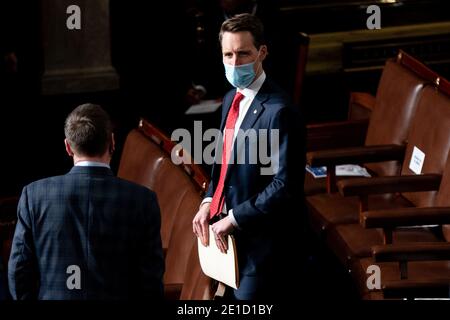 USA. Januar 2021. Senator Josh Hawley (R-MO) spricht mit einem Hausmitglied auf dem Boden des Hauses während einer gemeinsamen Sitzung des Kongresses, um die Ergebnisse des Wahlkollegs 2020 auf Capitol Hill in Washington, DC am 6. Januar 2020 zu zertifizieren. (Foto von Erin Schaff/Pool/Sipa USA) Quelle: SIPA USA/Alamy Live News Stockfoto