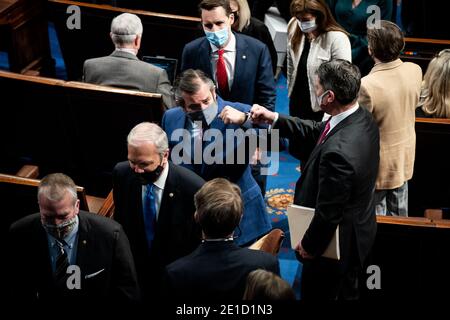 USA. Januar 2021. Senator Ted Cruz (R-TX) stößt mit einem Mitglied des Repräsentantenhauses während einer Pause in einer gemeinsamen Sitzung des Kongresses, um die Wahlkollegialergebnisse 2020 auf dem Capitol Hill in Washington, DC am 6. Januar 2020 zu zertifizieren. (Foto von Erin Schaff/Pool/Sipa USA) Quelle: SIPA USA/Alamy Live News Stockfoto