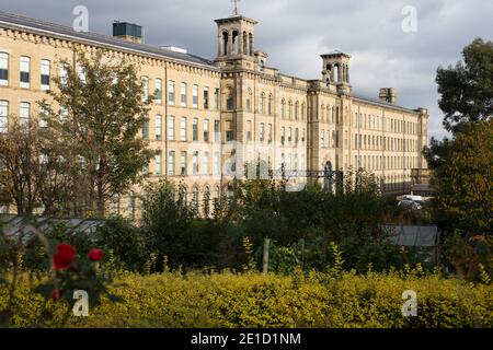 Salts Mill (UNESCO Weltkulturerbe) & The 1853 Gallery, Saltaire, Bradford, West Yorkshire. Die Galerie beherbergt Werke des Künstlers David Hockney. Stockfoto