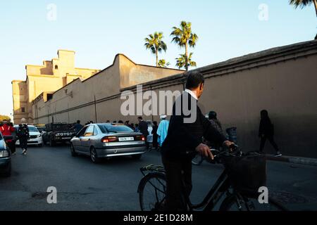 Mann, der Fahrrad entlang der Stadtstraße, Taroudant, Agadir, Marokko fährt Stockfoto
