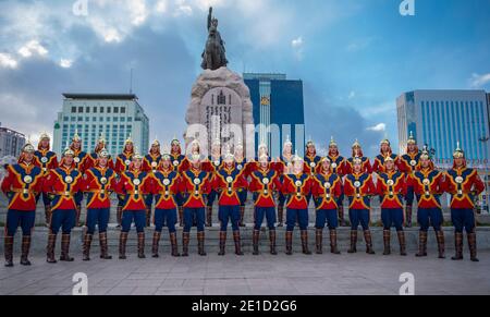 Mitglieder ofÃ‚Â Mongolische Staatliche Ehrenwache, die vor dem Denkmal steht, Ulaanbaatar, Mongolei Stockfoto