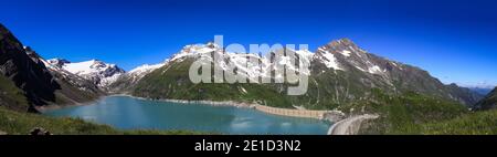 Panorama des schönen österreichischen Staudamms Stausee Mooserboden mit Blick auf den Kaprun Gletscher. Die monströse W-förmige Struktur verhindert ein Überfluten im K Stockfoto