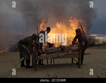 Come and See ist ein sowjetischer Antikriegsfilm aus dem Jahr 1985, der von Elem Klimov mit Aleksei Krawtschenko und Olga Mironova gedreht wurde. Dieses Foto ist nur für redaktionelle Zwecke bestimmt und unterliegt dem Urheberrecht des Filmunternehmens und/oder des Fotografen, der vom Film oder der Produktionsfirma beauftragt wurde, und darf nur von Publikationen im Zusammenhang mit der Bewerbung des oben genannten Films reproduziert werden. Eine obligatorische Gutschrift an das Filmunternehmen ist erforderlich. Der Fotograf sollte auch bei Bekanntwerden des Fotos gutgeschrieben werden. Stockfoto