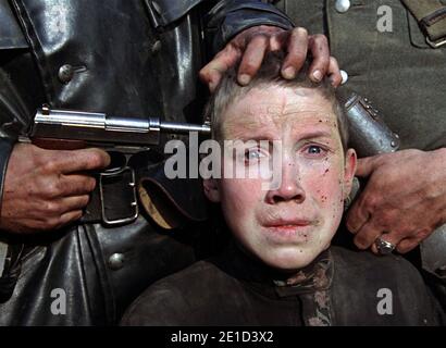 Come and See ist ein sowjetischer Antikriegsfilm aus dem Jahr 1985, der von Elem Klimov mit Aleksei Krawtschenko und Olga Mironova gedreht wurde. Dieses Foto ist nur für redaktionelle Zwecke bestimmt und unterliegt dem Urheberrecht des Filmunternehmens und/oder des Fotografen, der vom Film oder der Produktionsfirma beauftragt wurde, und darf nur von Publikationen im Zusammenhang mit der Bewerbung des oben genannten Films reproduziert werden. Eine obligatorische Gutschrift an das Filmunternehmen ist erforderlich. Der Fotograf sollte auch bei Bekanntwerden des Fotos gutgeschrieben werden. Stockfoto