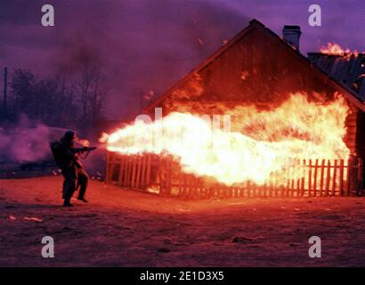 Come and See ist ein sowjetischer Antikriegsfilm aus dem Jahr 1985, der von Elem Klimov mit Aleksei Krawtschenko und Olga Mironova gedreht wurde. Dieses Foto ist nur für redaktionelle Zwecke bestimmt und unterliegt dem Urheberrecht des Filmunternehmens und/oder des Fotografen, der vom Film oder der Produktionsfirma beauftragt wurde, und darf nur von Publikationen im Zusammenhang mit der Bewerbung des oben genannten Films reproduziert werden. Eine obligatorische Gutschrift an das Filmunternehmen ist erforderlich. Der Fotograf sollte auch bei Bekanntwerden des Fotos gutgeschrieben werden. Stockfoto