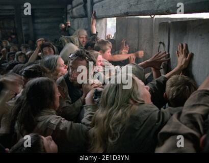 Come and See ist ein sowjetischer Antikriegsfilm aus dem Jahr 1985, der von Elem Klimov mit Aleksei Krawtschenko und Olga Mironova gedreht wurde. Dieses Foto ist nur für redaktionelle Zwecke bestimmt und unterliegt dem Urheberrecht des Filmunternehmens und/oder des Fotografen, der vom Film oder der Produktionsfirma beauftragt wurde, und darf nur von Publikationen im Zusammenhang mit der Bewerbung des oben genannten Films reproduziert werden. Eine obligatorische Gutschrift an das Filmunternehmen ist erforderlich. Der Fotograf sollte auch bei Bekanntwerden des Fotos gutgeschrieben werden. Stockfoto