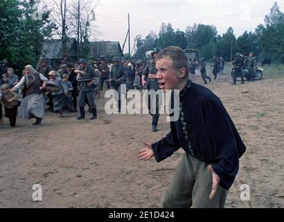 Come and See ist ein sowjetischer Antikriegsfilm aus dem Jahr 1985, der von Elem Klimov mit Aleksei Krawtschenko und Olga Mironova gedreht wurde. Dieses Foto ist nur für redaktionelle Zwecke bestimmt und unterliegt dem Urheberrecht des Filmunternehmens und/oder des Fotografen, der vom Film oder der Produktionsfirma beauftragt wurde, und darf nur von Publikationen im Zusammenhang mit der Bewerbung des oben genannten Films reproduziert werden. Eine obligatorische Gutschrift an das Filmunternehmen ist erforderlich. Der Fotograf sollte auch bei Bekanntwerden des Fotos gutgeschrieben werden. Stockfoto