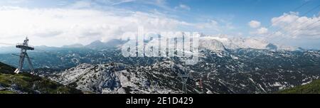 Blick vom Krippenstein auf die Dachsteinkette. Panorama von hohen Bergen mit einer permanenten Eisdecke. Seilbahn im Vorderen Stockfoto