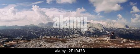 Blick vom Krippenstein auf das Dachsteingebirge und den höchsten Berg, den Hohen Dachstein, der in den Wolken verloren ist. Panora Stockfoto