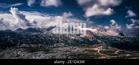 Blick vom Krippenstein auf das Dachsteingebirge und den höchsten Berg, den Hohen Dachstein, der in den Wolken verloren ist. Panora Stockfoto