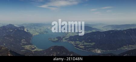 Phänomenaler Blick vom Schafberg auf den Mondsee und seine umliegenden Städte. Ein touristischer berühmter Ort. See im oberösterreichischen Teil des Salzkamms Stockfoto