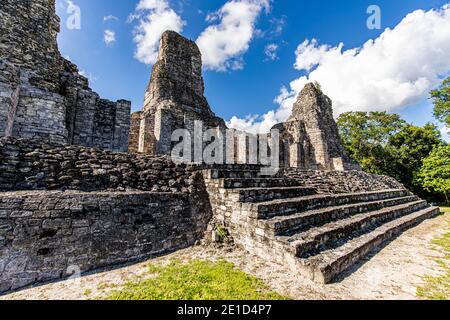 Alte Maya-Tempel Treppe Nahaufnahme mit drei Pyramiden in Xpujil, Mexiko Stockfoto