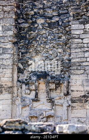 Alte Maya-Tempel Skulpturen Ansicht in Xpujil, Mexiko Stockfoto
