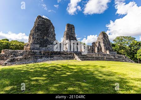 Antike Maya-Tempel Panoramablick mit drei Pyramiden in Xpujil, Mexiko Stockfoto