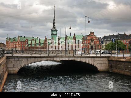 Holmens Kanal und Börse - Borsen (Borsbygningen) in Kopenhagen. Dänemark Stockfoto