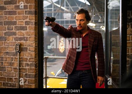 The Gentlemen ist ein britisch-amerikanischer Actionkomödie-Film aus dem Jahr 2019, geschrieben, gedreht und produziert von Guy Ritchie, aus einer Geschichte von Ivan Atkinson, Marn Davies und Ritchie. Die Stars des Films sind Matthew McConaughey, Charlie Hunnam, Henry Golding, Michelle Dockery, Jeremy Strong, Eddie Marsan, Colin Farrell und Hugh Grant. Dieses Foto ist nur für redaktionelle Zwecke bestimmt und unterliegt dem Urheberrecht des Filmunternehmens und/oder des Fotografen, der vom Film oder der Produktionsfirma beauftragt wurde, und darf nur von Publikationen im Zusammenhang mit der Bewerbung des oben genannten Films reproduziert werden. Eine obligatorische Gutschrift an die Filmfirma ist Stockfoto