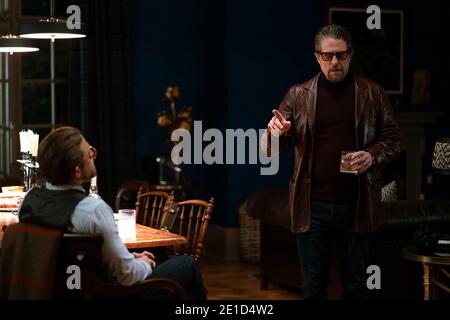 The Gentlemen ist ein britisch-amerikanischer Actionkomödie-Film aus dem Jahr 2019, geschrieben, gedreht und produziert von Guy Ritchie, aus einer Geschichte von Ivan Atkinson, Marn Davies und Ritchie. Die Stars des Films sind Matthew McConaughey, Charlie Hunnam, Henry Golding, Michelle Dockery, Jeremy Strong, Eddie Marsan, Colin Farrell und Hugh Grant. Dieses Foto ist nur für redaktionelle Zwecke bestimmt und unterliegt dem Urheberrecht des Filmunternehmens und/oder des Fotografen, der vom Film oder der Produktionsfirma beauftragt wurde, und darf nur von Publikationen im Zusammenhang mit der Bewerbung des oben genannten Films reproduziert werden. Eine obligatorische Gutschrift an die Filmfirma ist Stockfoto