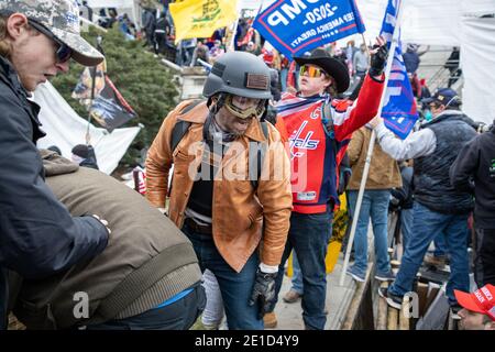 Washington, USA, 06. Januar 2021. Anhänger von Präsident Donald J. Trump brechen Capitol Hill während der Bescheinigung der Wahl des Wahlkollegs. Stockfoto