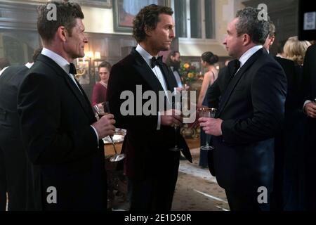 The Gentlemen ist ein britisch-amerikanischer Actionkomödie-Film aus dem Jahr 2019, geschrieben, gedreht und produziert von Guy Ritchie, aus einer Geschichte von Ivan Atkinson, Marn Davies und Ritchie. Die Stars des Films sind Matthew McConaughey, Charlie Hunnam, Henry Golding, Michelle Dockery, Jeremy Strong, Eddie Marsan, Colin Farrell und Hugh Grant. Dieses Foto ist nur für redaktionelle Zwecke bestimmt und unterliegt dem Urheberrecht des Filmunternehmens und/oder des Fotografen, der vom Film oder der Produktionsfirma beauftragt wurde, und darf nur von Publikationen im Zusammenhang mit der Bewerbung des oben genannten Films reproduziert werden. Eine obligatorische Gutschrift an die Filmfirma ist Stockfoto