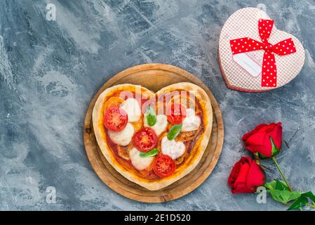 Herzförmige Pizza für einen besonderen Abend Stockfoto