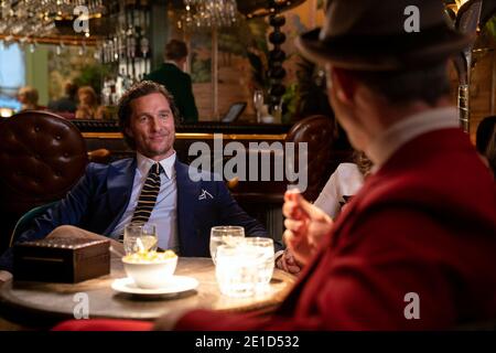 The Gentlemen ist ein britisch-amerikanischer Actionkomödie-Film aus dem Jahr 2019, geschrieben, gedreht und produziert von Guy Ritchie, aus einer Geschichte von Ivan Atkinson, Marn Davies und Ritchie. Die Stars des Films sind Matthew McConaughey, Charlie Hunnam, Henry Golding, Michelle Dockery, Jeremy Strong, Eddie Marsan, Colin Farrell und Hugh Grant. Dieses Foto ist nur für redaktionelle Zwecke bestimmt und unterliegt dem Urheberrecht des Filmunternehmens und/oder des Fotografen, der vom Film oder der Produktionsfirma beauftragt wurde, und darf nur von Publikationen im Zusammenhang mit der Bewerbung des oben genannten Films reproduziert werden. Eine obligatorische Gutschrift an die Filmfirma ist Stockfoto