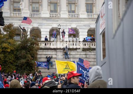 Washington, USA, 06. Januar 2021. Anhänger von Präsident Donald J. Trump brechen Capitol Hill während der Bescheinigung der Wahl des Wahlkollegs. Stockfoto