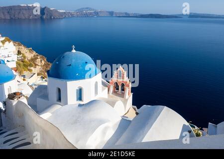 Oia Dorf mit blauer Kuppel des Kirchengebäudes, Santorini Insel, Griechenland Stockfoto