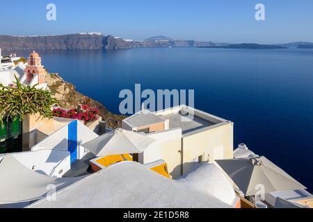 Caldera Blick und kykladische Architektur von Oia Dorf auf Santorini Insel. Kykladen, Griechenland Stockfoto