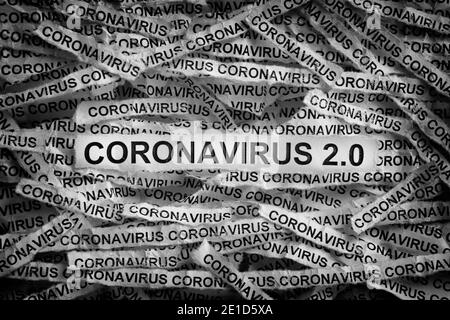 Coronavirus 2.0. Zerrissene Papierstücke mit dem Wort Coronavirus 2.0. Schwarz und Weiß. Nahaufnahme. Stockfoto