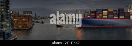 Großes Containerschiff bei einem Wendemanöver im Hafen Von Hamburg Stockfoto