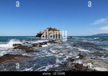 Stein Teil der Halbinsel Akamas Nationalpark in Zypern. Felshügel in der Mitte des mittelmeers. Es gibt nur einen Weg zur Klippe und es ist narr Stockfoto