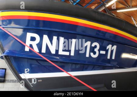 Eine Nahaufnahme des RNLI-Logos auf der Seite Eines Allwetter-Rettungsbootes der Shannon-Klasse, das von der RNLI genutzt wird In St. Ives Rettungsbootstation Stockfoto