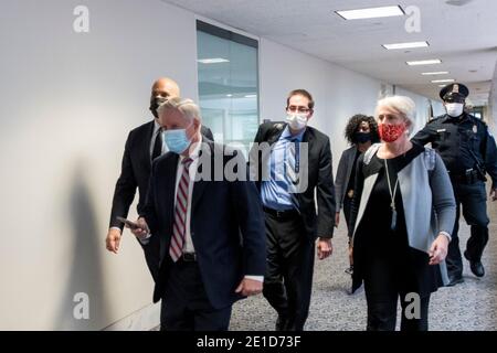 Washington DC, USA. Januar 2021. Vereinigte Staaten Senator Cory Booker (Demokrat von New Jersey), links, und Vereinigte Staaten Senator Lindsey Graham (Republikaner von South Carolina), zweite von links, Und andere Senatoren evakuieren an einen sicheren Ort im Dirksen Senate Office Building, nachdem während einer gemeinsamen Sitzung des US-Kongresses die Wahlstimmen gezählt wurden, um die Ergebnisse der Präsidentschaftswahlen 2020 in der Kammer des US-Repräsentantenhauses im US-Kapitol in Washington zu bescheinigen, DC am Mittwoch, den 6. Januar 2021, so unterbrochen, wie Tausende von PR-Trump-Demonstranten das US-C stürmten Stockfoto