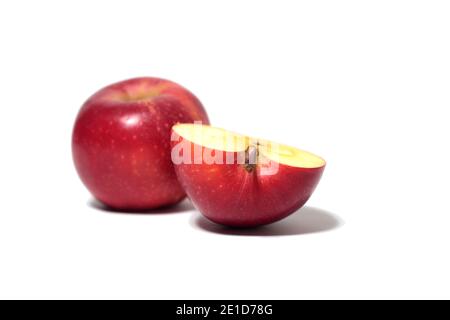 Roter Apfel ganz und Hälften Stück isoliert auf weißem Hintergrund. Das Bild enthält den Kopierbereich Stockfoto