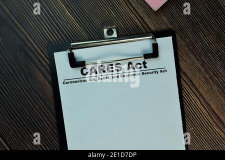 Cares Act schreiben auf einen Papierkram isoliert auf Holztisch. Stockfoto