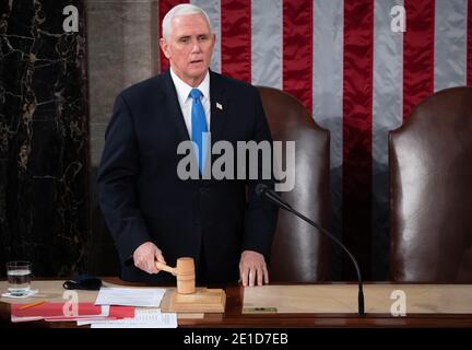 Washington, DC, USA. 6. Jan, 2021.Washington, Vereinigte Staaten von Amerika. Januar 2021. US-Vizepräsident Mike Pence führt eine gemeinsame Sitzung des Kongresses, um die Wahlstimmen für den Präsidenten im US-Kapitol in Washington, DC, am 6. Januar 2021 zu zählen. Quelle: dpa picture Alliance/Alamy Live News Quelle: dpa picture Alliance/Alamy Live News Stockfoto