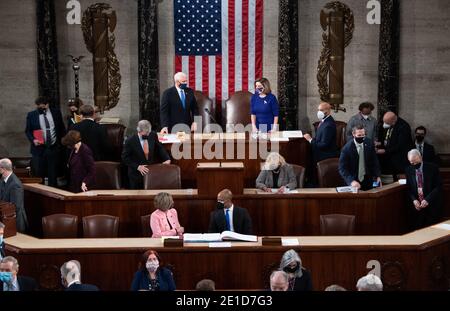 Washington, DC, USA. 6. Jan, 2021.Washington, Vereinigte Staaten von Amerika. Januar 2021. US-Vizepräsident Mike Pence führt eine gemeinsame Sitzung des Kongresses, um die Wahlstimmen für den Präsidenten im US-Kapitol in Washington, DC, am 6. Januar 2021 zu zählen. Quelle: dpa picture Alliance/Alamy Live News Quelle: dpa picture Alliance/Alamy Live News Stockfoto