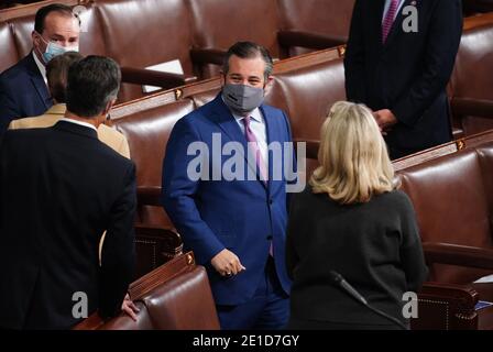 Washington, DC, USA. 6. Jan, 2021.Washington, Vereinigte Staaten von Amerika. Januar 2021. US-Senator Ted Cruz (Republikaner von Texas), kommt für die Wahlbescheinigung des Wahlkollegs für den designierten Präsidenten Joe Biden, während einer gemeinsamen Sitzung des Kongresses im US-Kapitol in Washington, DC am Mittwoch, 6. Januar 2021. Quelle: dpa picture Alliance/Alamy Live News Quelle: dpa picture Alliance/Alamy Live News Stockfoto