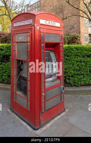 London, UK - Historische rote Telefonbox als Geldautomat verwendet. Die roten Telefon-Boxen sind ein ikonisches Symbol von London, aber sie sind nicht mehr verwendet heute in Stockfoto