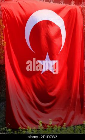 Foto der schönen roten Flagge der Türkei beleuchtet von Die Sonne Stockfoto