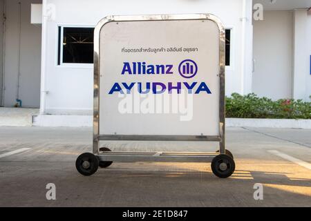 SAMUT PRAKAN, THAILAND, 21. FEBRUAR 2020, die mobile Barriere auf dem Parkplatz mit dem Logo der Allianz Versicherungsgesellschaft auch in Thai übersetzen. Stockfoto