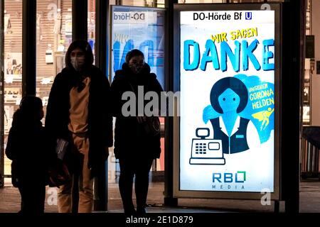 DORTMUND, 6.1.2021: DANKE DEN CORONA-HELDEN. Mit einem Plakat an einer Bushalstelle in Dortmund dankt die Werbeagentur RBL-Media den Mitarbeitern/innen systemrelevanter Berufe während der Corona-Pandemie. Stockfoto