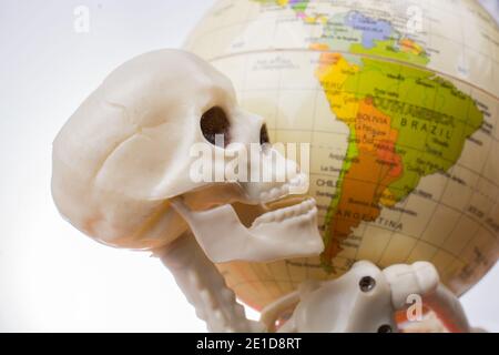 die Erde in eine Skeletthand Stockfoto