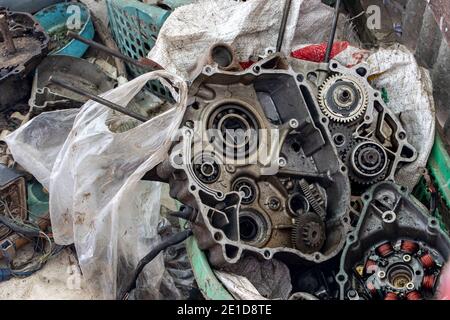 Zerlegter Motorradmotor. Motormotorradteile werden repariert. Stockfoto