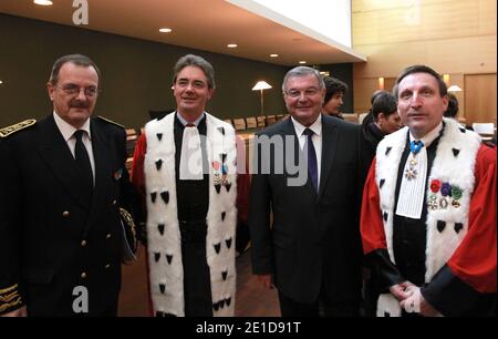 Der Präfekt des Rhone Alpes Distrikts Jean-Francois Carenco, der Vorsitzende Richter Jean Trotel, der französische Minister für Justiz und Freiheiten Michel Mercier und der Staatsanwalt Jean-Olivier Viout nehmen am 9. Januar 2011 am Berufungsgericht in Lyon, Frankreich, an der feierlichen Feier des neuen Jahres Teil. Fotos von Vincent Dargent/ABACAPRESS.COM Stockfoto