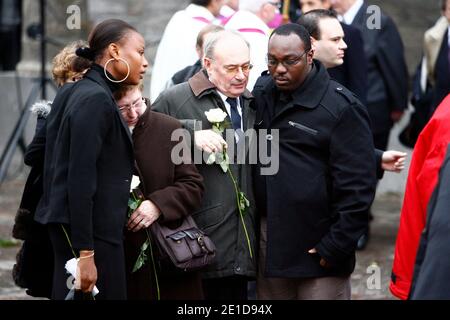 Die Braut von Antoine de Leocour, Rakia Hassan Kouka aus Niger und sein Vater und seine Mutter versammeln sich am 17. Januar 2011 vor der Kirche von Linselles während der Beerdigung der beiden jungen Franzosen, die von Mitgliedern der Al-Qaida im islamischen Maghreb (Aqmi) entführt und am Tag danach getötet wurden. Am 8. Januar 2011. Foto von Sylvain Lefevre/ABACAPRESS.COM Stockfoto