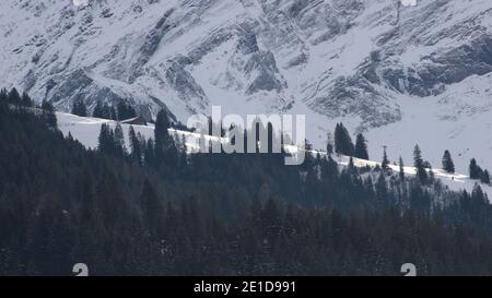 Ländliche Winterlandschaft bei Gstaad, Schweizer Alpen. Stockfoto