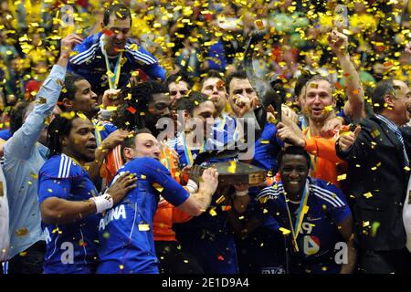 Das französische Team feiert dort am 30. Januar 2011 in der Malmo Arena in Malmo, Schweden, die Goldmedaille mit ihrer Trophäe nach dem Finale der Männer Handball-Weltmeisterschaft zwischen Frankreich und Dänemark. Frankreich gewann 37-35 pro Person. Foto von Nicolas Gouhier/ABACAPRESS.COM Stockfoto