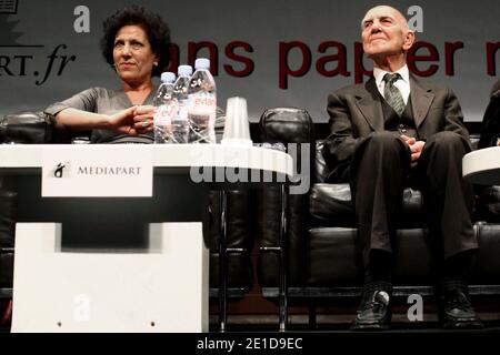 Französisch ehemaligen resistenten und ehemaligen Botschafter und Autor des Bestsellers "Indignez-vous ! Stephane Hessel und die tunesische Rechtsanwältin und Menschenrechtsaktivistin Radhia Nasraoui nehmen an einer von Mediapart organisierten Debatte zum Thema Teil, von Tunis nach Kairo und nach Paris, um empört zu sein, Widerstand zu leisten und am 07. Februar 2011 in Paris, Frankreich, zu schaffen. Foto von Stephane Lemouton/ABACAPRESS.COM Stockfoto